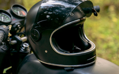 Choisir le bon casque moto : les critères essentiels à connaître
